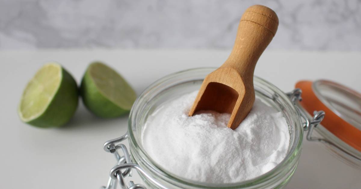 Baking soda for cleaning stains and odor in drinking horns.