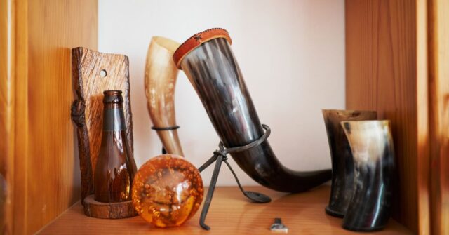 Different types of drinking horn used as decoration.