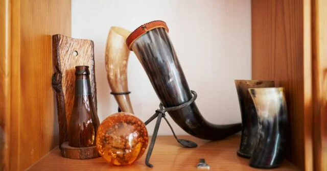 Different types of drinking horn used as decoration.