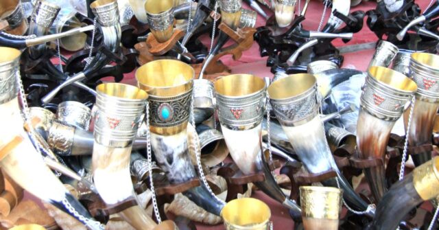 A wide range of drinking horn selection in a flea market.
