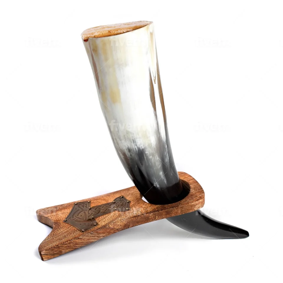 Drinking Horn with Wooden Strand